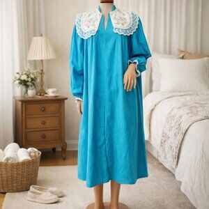 Vintage Robe Ashley Taylor Size Medium Blue Long Sleeve House Coat Embroidered